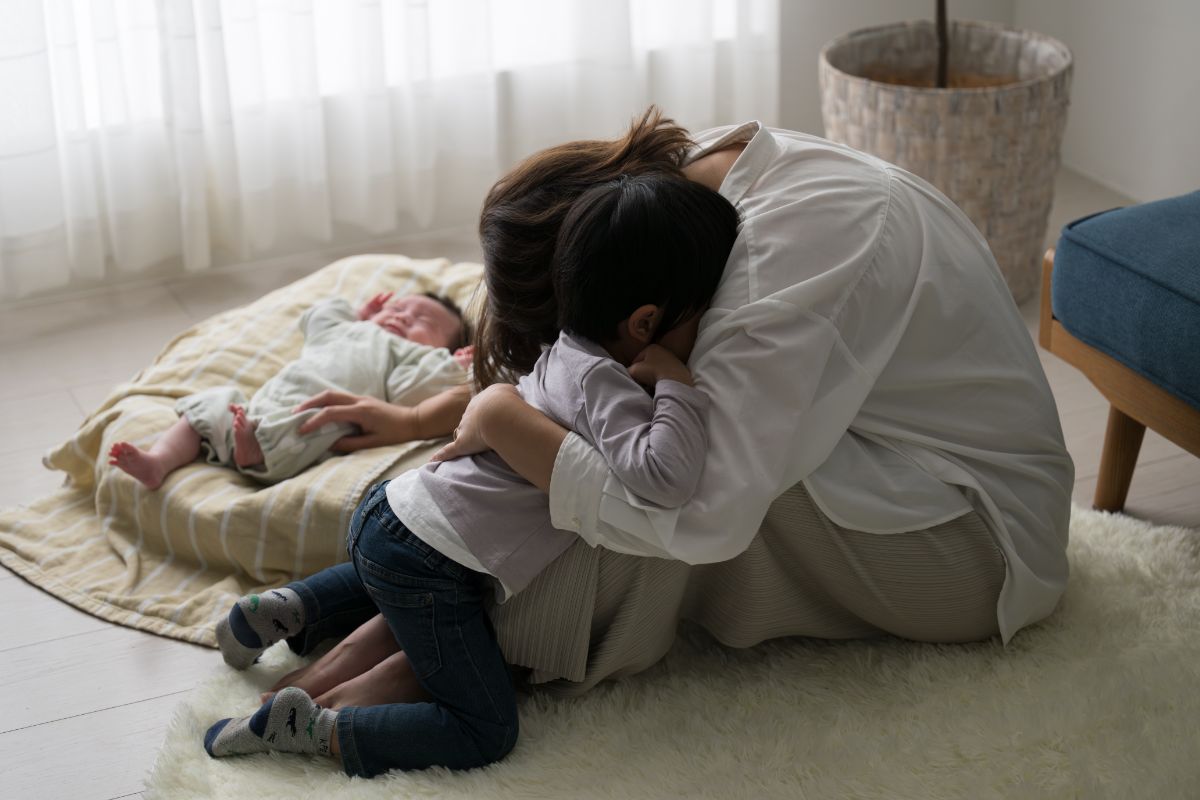 育児と仕事の両立に悩む女性のイメージ